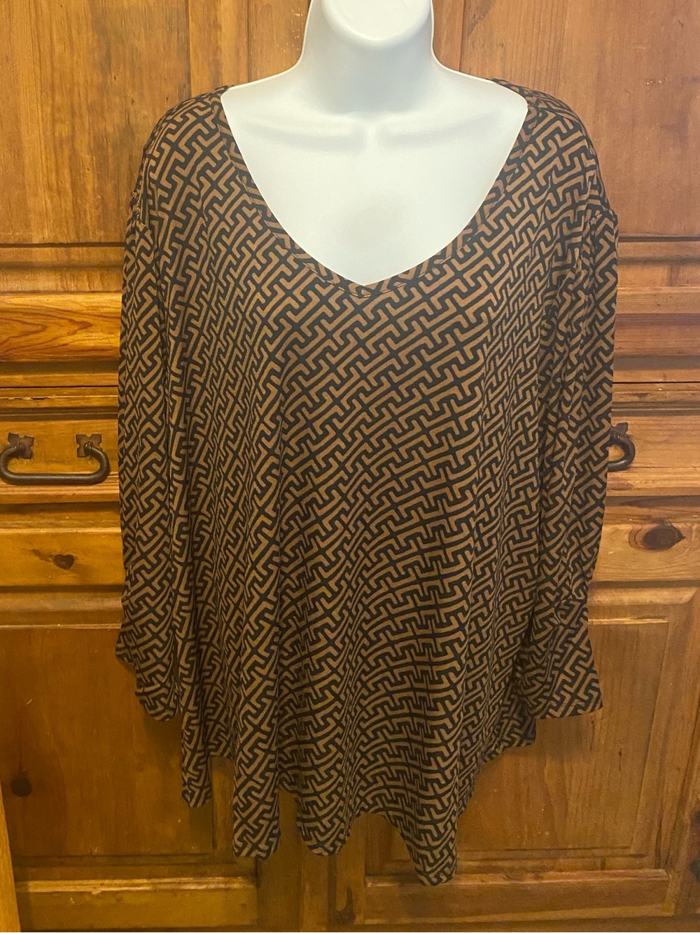 Cato Est 1946 Geometric Status Maze Print V-Neck Blouse Top Black Tan Plus 22/24